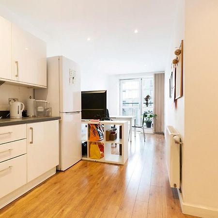 Lovely Room In Modern Apartment London Exterior photo